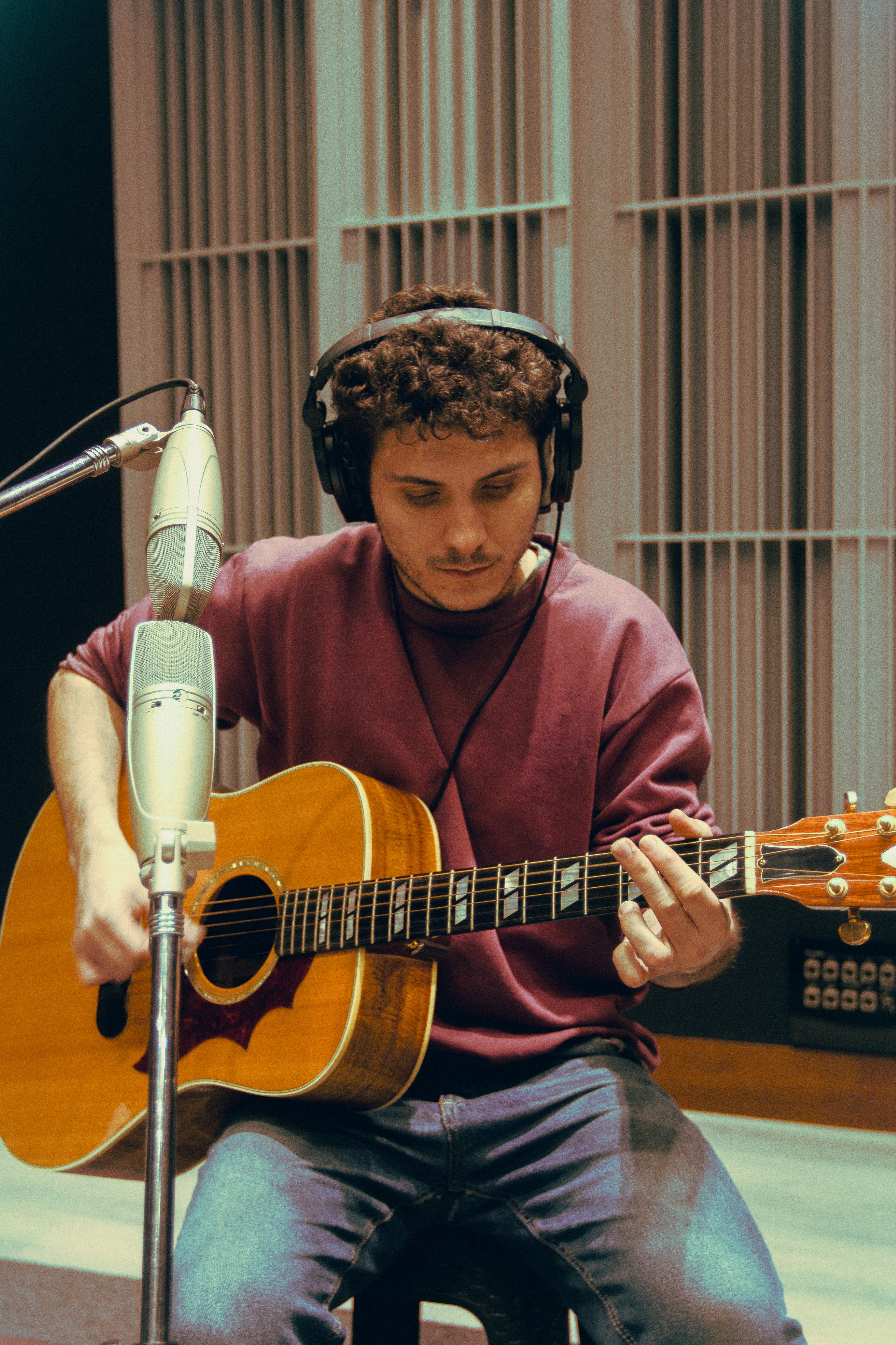 Santi grabando guitarras acústicas